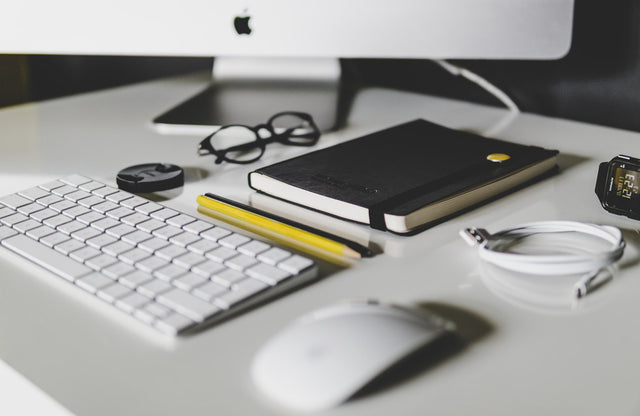 Keyboard and mouse on a desk, representing online telehealth comparison